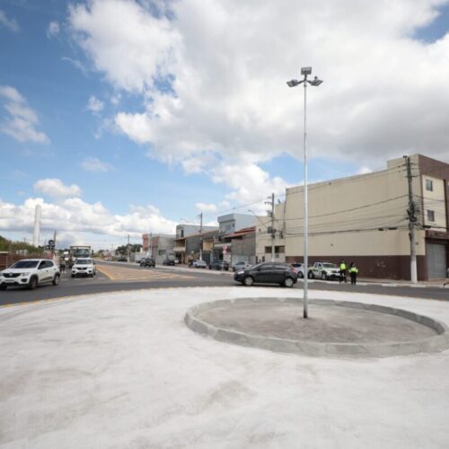 Rotatória e semáforo renovam tráfego na Avenida Senador Roberto Simonsen, em Suzano