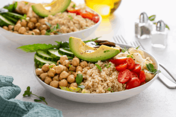 Almoço nutritivo: descubra 5 receitas de saladas proteicas que promovem saciedade e saúde
