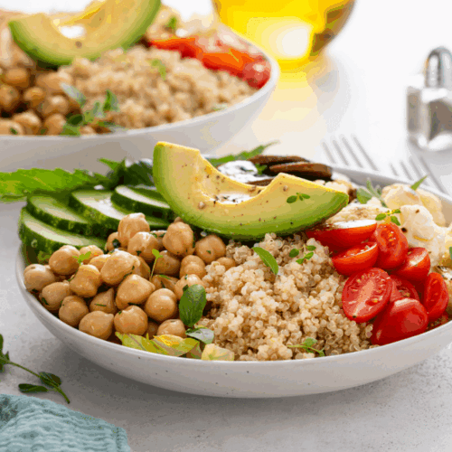 Almoço nutritivo: descubra 5 receitas de saladas proteicas que promovem saciedade e saúde