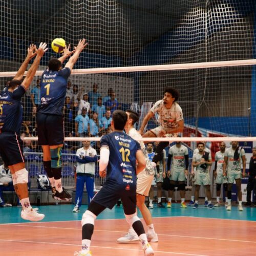 Suzano Vôlei e Vôlei Renata duelam nesta sexta em busca da ponta do Campeonato Paulista